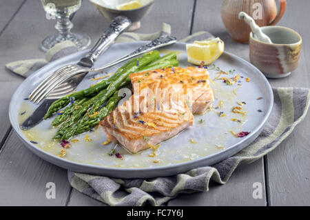 Lachsfilet mit grünem Spargel Stockfoto