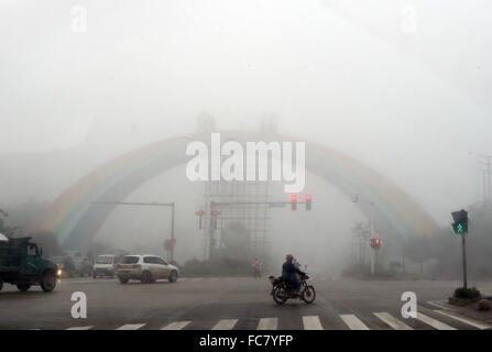 Haikou, China Provinz Hainan. 21. Januar 2016. Ein Mann fährt in dichtem Nebel in Chengmai County, South China Hainan Provinz, 21. Januar 2016. Bildnachweis: Yang Guanyu/Xinhua/Alamy Live-Nachrichten Stockfoto