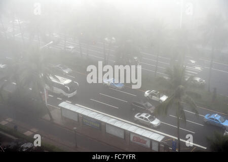 Haikou, China Provinz Hainan. 21. Januar 2016. Fahrzeuge laufen in dichtem Nebel in Haikou, der Hauptstadt der Provinz Süd-China Hainan, 21. Januar 2016. Bildnachweis: Yang Guanyu/Xinhua/Alamy Live-Nachrichten Stockfoto