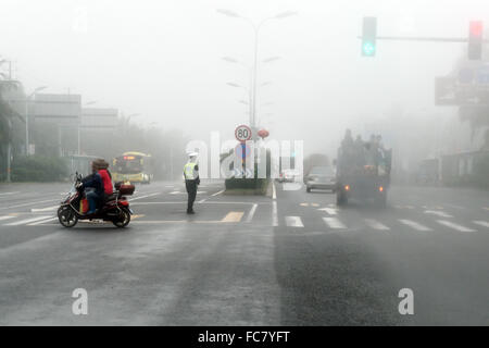 Haikou, China Provinz Hainan. 21. Januar 2016. Ein Verkehrs-Polizei ist im Einsatz in dichtem Nebel in Haikou, der Hauptstadt der Provinz Süd-China Hainan, 21. Januar 2016. Bildnachweis: Yang Guanyu/Xinhua/Alamy Live-Nachrichten Stockfoto