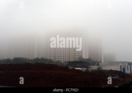 Haikou, China Provinz Hainan. 21. Januar 2016. Gebäude sind eingehüllt in dichten Nebel in Chengmai County, South China Hainan Provinz, 21. Januar 2016. Bildnachweis: Yang Guanyu/Xinhua/Alamy Live-Nachrichten Stockfoto