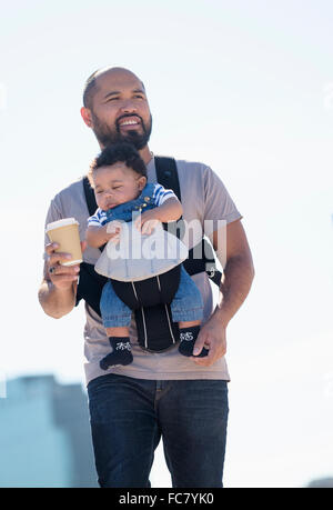 Vater mit Sohn im freien Stockfoto