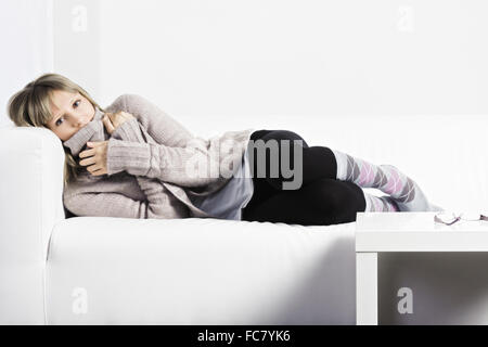 Festlegung auf eine weiße couch Stockfoto