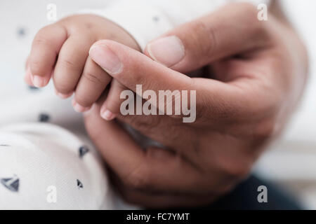 Close up Portrait of an Hand der Baby Sohn Vater Stockfoto