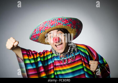 Mann in lebendigen mexikanischen Poncho gegen grau Stockfoto