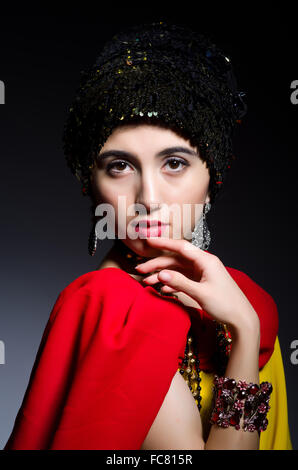 Frau in Modekonzept in dunklen studio Stockfoto