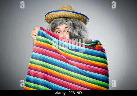 Person trägt Sombrero-Hut in lustige Konzept Stockfoto