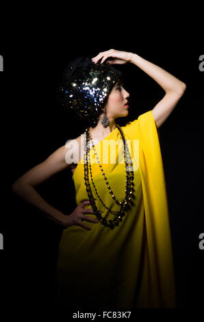 Frau in Modekonzept in dunklen studio Stockfoto