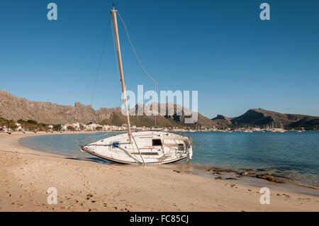 Boot am Strand nach einem Sturm gestrandet Stockfoto