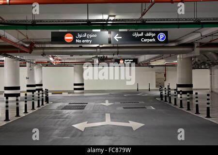 Im Keller Parking, Parkhaus mit Schild und details Stockfoto