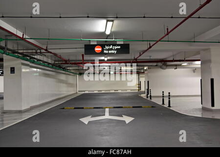 Im Keller Parking, Parkhaus mit Schild und details Stockfoto