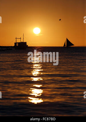 Treibenden Boot auf einen Sonnenuntergang Stockfoto