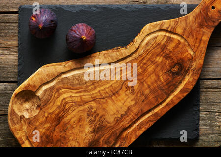 Holz Schneidebrett Oliven und Feigen Stockfoto