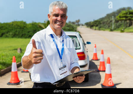 fröhlich driving School Lehrer Daumen Stockfoto