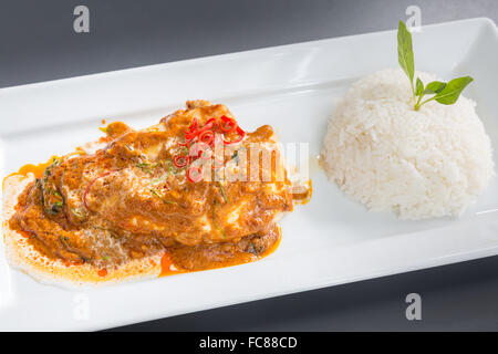 Rotes Curry Huhn mit Reis Stockfoto