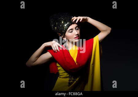 Frau in Modekonzept in dunklen studio Stockfoto