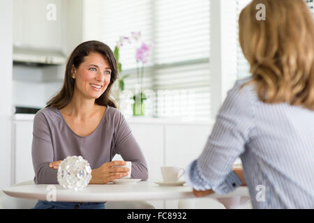 Kaukasischen Frauen Kaffeetrinken in Küche Stockfoto