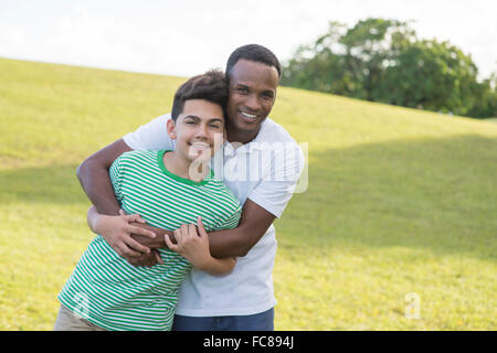 Vater und Sohn umarmt im park Stockfoto