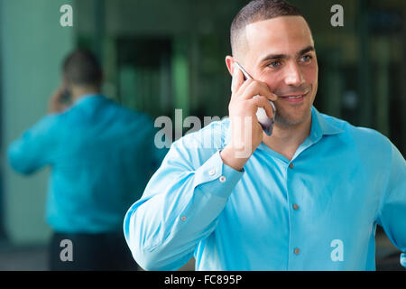 Kaukasische Geschäftsmann reden über Handy Stockfoto