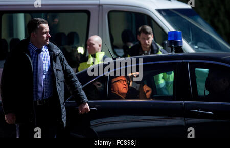 Berlin, Deutschland. 21. Januar 2016. Deutsche Innenminister von Außenminister Frank-Walter Steinmeier kommt per Limousine für den Flug nach Warschau am Flughafen Tegel in Berlin, Deutschland, 21. Januar 2016. Foto: KAY NIETFELD/Dpa/Alamy Live News Stockfoto