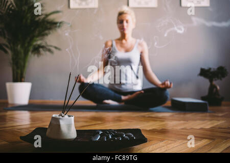 Kaukasische Frau meditieren im Yoga-studio Stockfoto