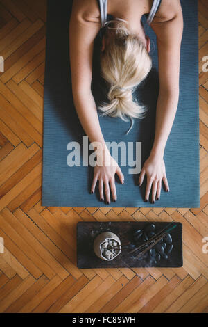Kaukasische Frau praktizieren Yoga Studio Stockfoto