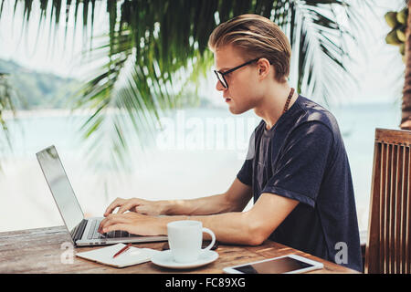 Kaukasischen Mann mit Laptop im café Stockfoto