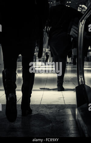 Schwarz / weiß Bild von zwei Frauen Stiefel und Füße schreiten von der Kamera entfernt Stockfoto