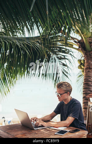 Kaukasischen Mann mit Laptop im freien Stockfoto