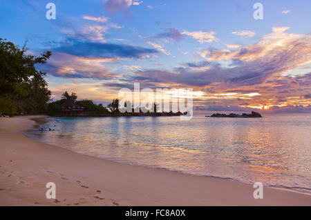 Cafe auf den Seychellen tropischen Strand bei Sonnenuntergang Stockfoto