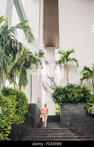 Kaukasische Frau zu Fuß auf der Treppe Stockfoto