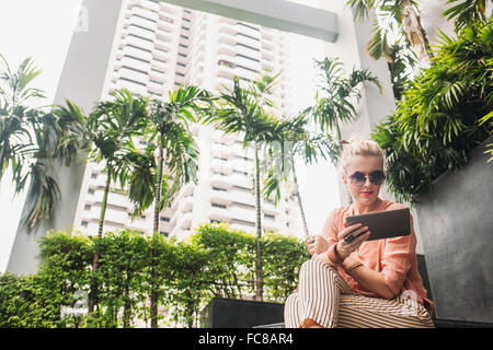 Kaukasische Frau mit digital-Tablette auf Treppen Stockfoto