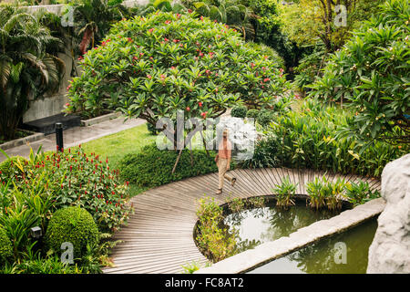 Kaukasische Frau zu Fuß im Garten Stockfoto