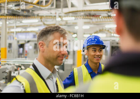 Arbeiter in der Fabrik sprechen Stockfoto