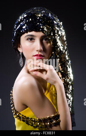 Frau in Modekonzept in dunklen studio Stockfoto