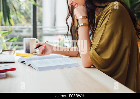 Kaukasische Frau an der Rezeption zu studieren Stockfoto