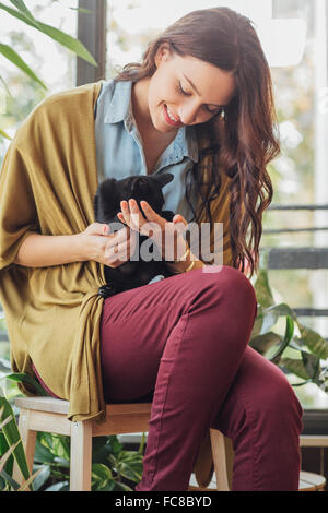 Kaukasische Frau Holding Kätzchen Stockfoto