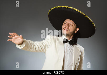 Person trägt Sombrero-Hut in lustige Konzept Stockfoto