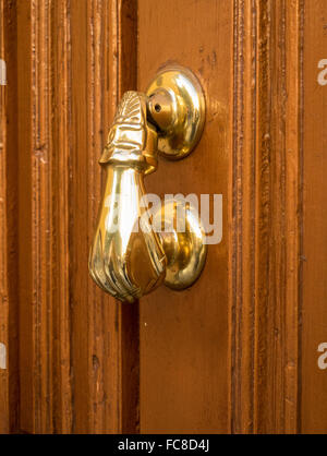 Detail von Hand geformt Türklopfer Stockfoto