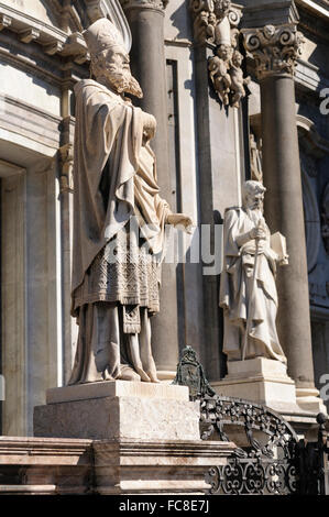 Italien, Sizilien, Catania. Statue von St. Jakob vor der Kathedrale von St. Agatha. Stockfoto