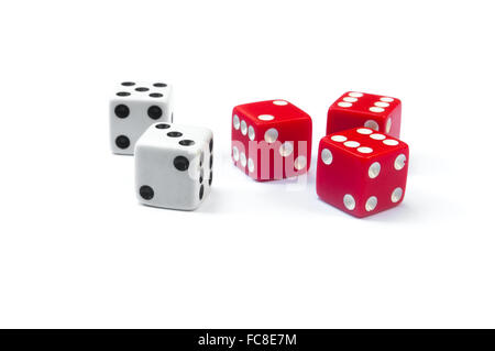 zwei weiße Würfel und drei rote Würfel Stockfoto