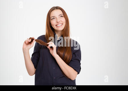 Fröhliche schöne junge Frau Lächeln und Träumen auf weißem Hintergrund Stockfoto