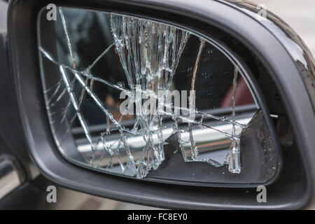 Kaputtes Auto Außenspiegel Stockfoto