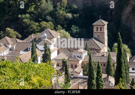 Anzeigen der alten Kirche in Granada in Spanien Stockfoto