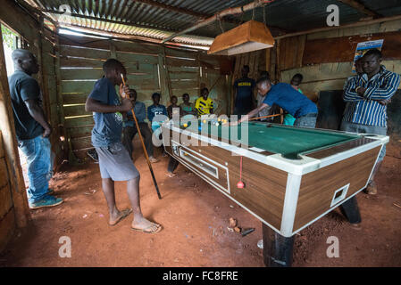 Einem jungen Mann beim Billard in der Hütte, Jinja, Uganda, Afrika Stockfoto