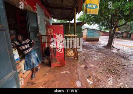 Verkauf von Obst auf der Straße, Jinja, Uganda, Afrika. Stockfoto