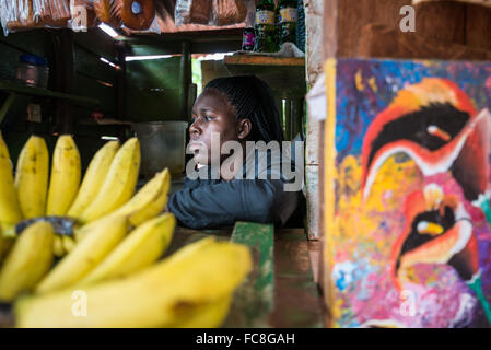 Verkauf von Obst auf der Straße, Jinja, Uganda, Afrika. Stockfoto