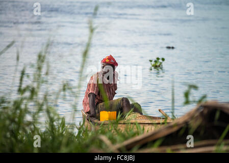 Fischer im Boot auf dem Fluss Nil, Jinja, Uganda, Ostafrika Stockfoto