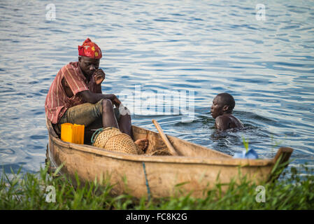 Fischer im Boot auf dem Fluss Nil, Jinja, Uganda, Ostafrika Stockfoto