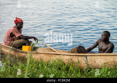 Fischer im Boot auf dem Fluss Nil, Jinja, Uganda, Ostafrika Stockfoto